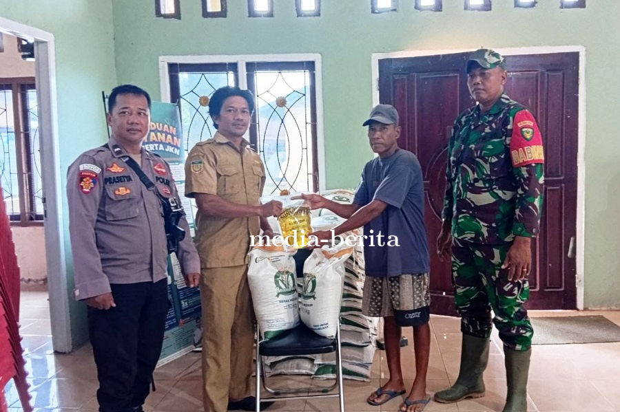 Babinsa Merauke Dampingi Penyaluran Bantuan Pangan Bulog Untuk Warga Kampung Sidomulyo