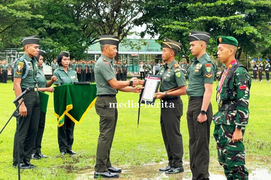 Dedikasi Tanpa Batas: Pangdam XXIV/MT Anugerahi Piagam Penghargaan Presiden RI kepada Prajurit Berpr
