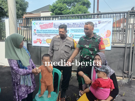 Babinsa Sertu Muladi Dampingi Pemberian Vaksin Polio Kepada Balita