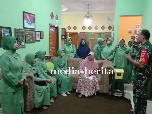 Ketua Persit KCK Cabang XXII Jenguk Istri Anggota Yang Sakit 