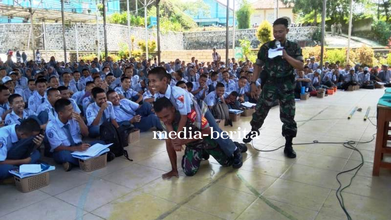 Murid SMKN 1 Tonjong Dibekali Berbagai Cara Evakuasi Orang