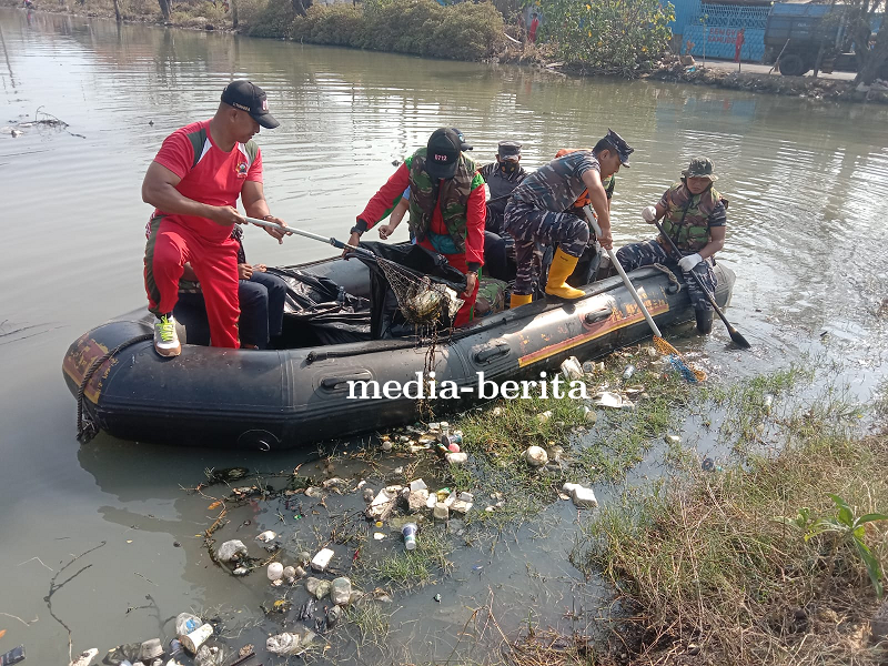 Antisipasi Banjir Anggota Kodim 0712 Tegal Ikuti Program Prokasih Bersama Lanal Tegal