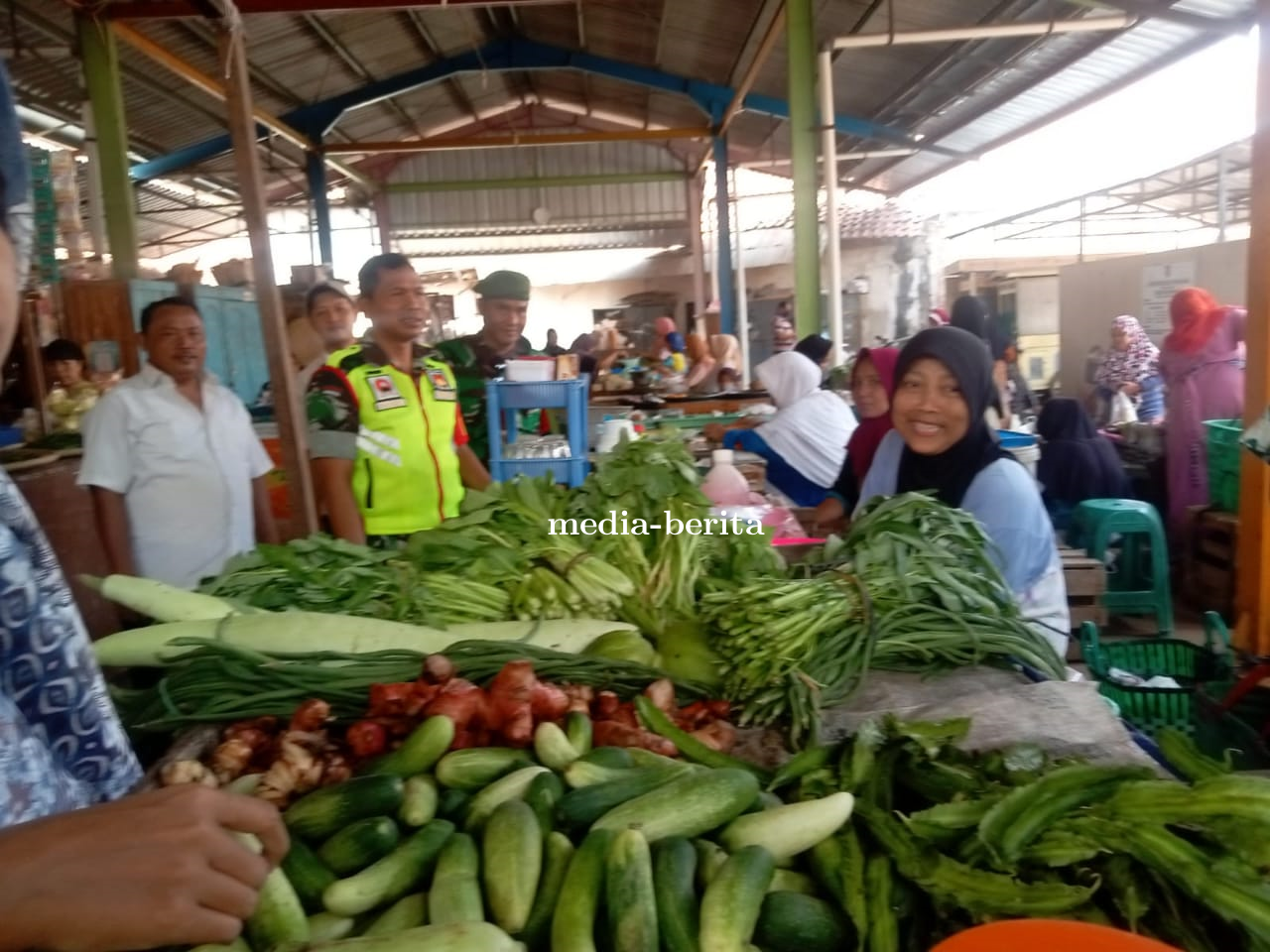 Pantau Harga Dan Ketersediaan Sembako, Babinsa Talang Datangi Pasar Tradisional