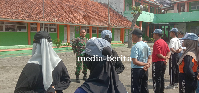 Tanamkan Disiplin, Babinsa Koramil Pangkah Latih PBB Siswa SMK Pristek