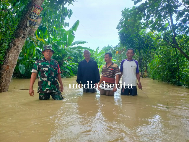 Babinsa Koramil Kramat Pantau Desa Binaan Yang Terendam Banjir