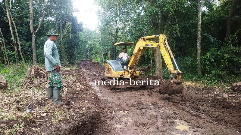 Excavator Kodim Brebes Buka Jalan Tembus Purbanala ke Kalibata