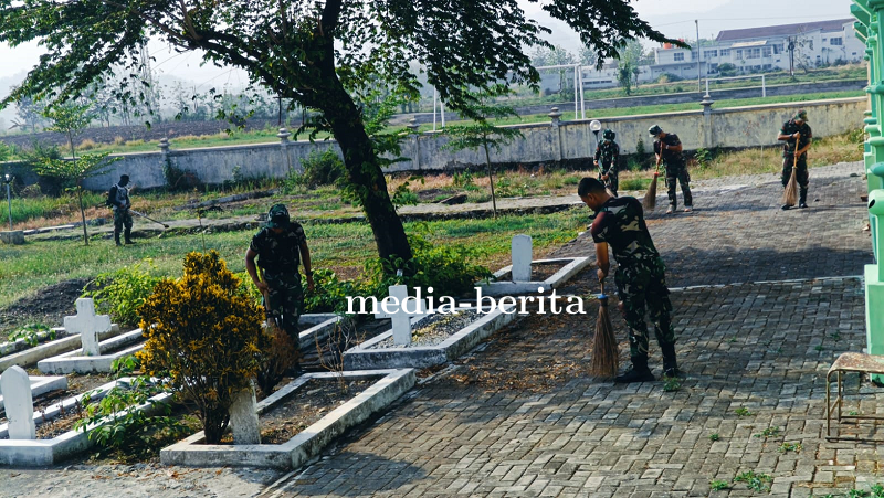 Jelang Hari Pahlawan, Anggota Kodim Tegal Bersihkan Makam Pahlawan