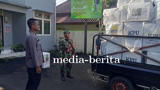 Babinsa Koramil Bumijawa Dan Bhabinkamtibmas Kawal Logistik Hasil Pemilu 2024