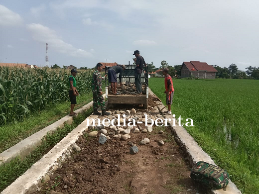 Jaga Fasilitas Umum, Babinsa Bantu Perbaikan Jalan