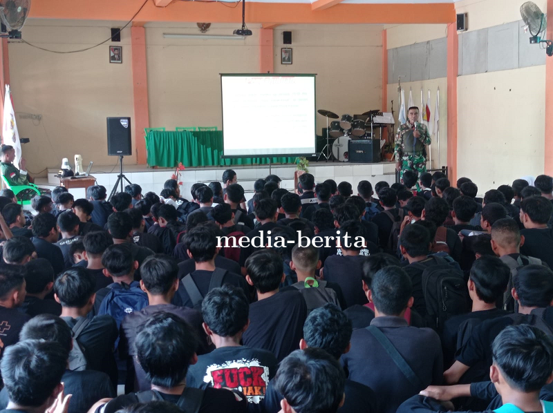Anggota Kodim Tegal Berikan Materi Kedisiplinan Pada Siswa SMK Peristek Pangkah