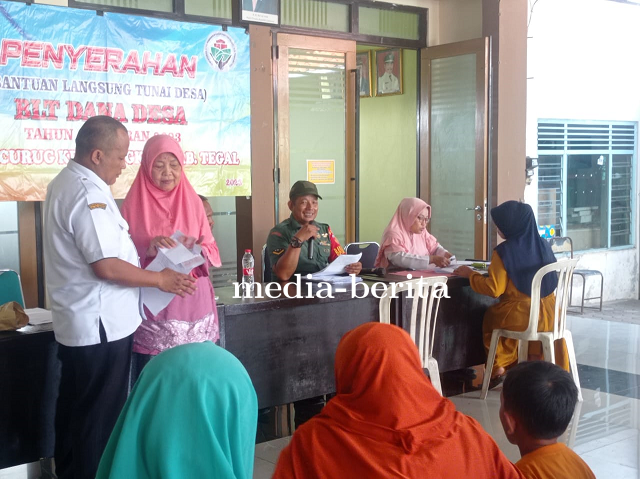 Babinsa Koramil Pangkah Dampingi Pembagian BLT – DD Desa Curug