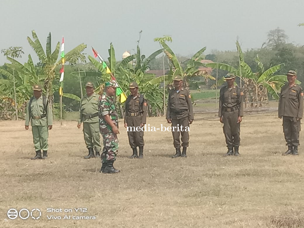 Jelang Pemilu 2024, Babinsa Kedungbanteng Latih Linmas Desa Karanganyar