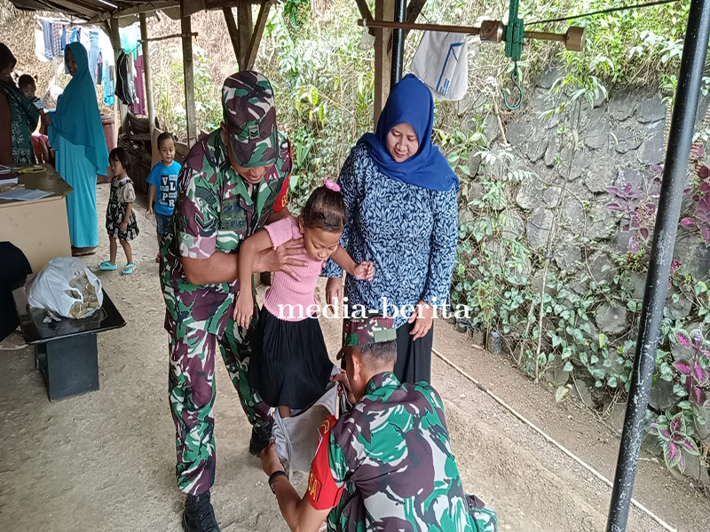 Babinsa Koramil 18 Pagentan Mendampingi Kegiatan Posyandu Sebagai Upaya Penurunan Angka Stunting di 