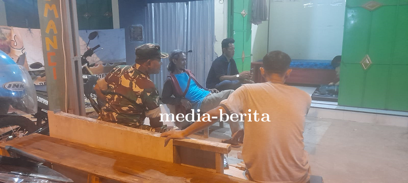 Babinsa Koramil Pangkah Laksanakan Patroli Malam Dan Komsos