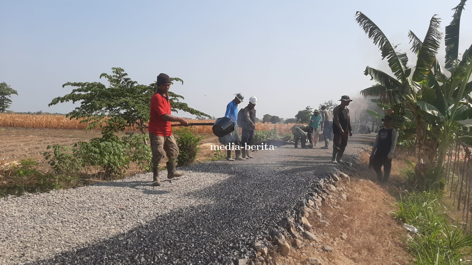 Satgas TMMD Kodim 0712 Tegal Mulai Lakukan Pengaspalan Jalan