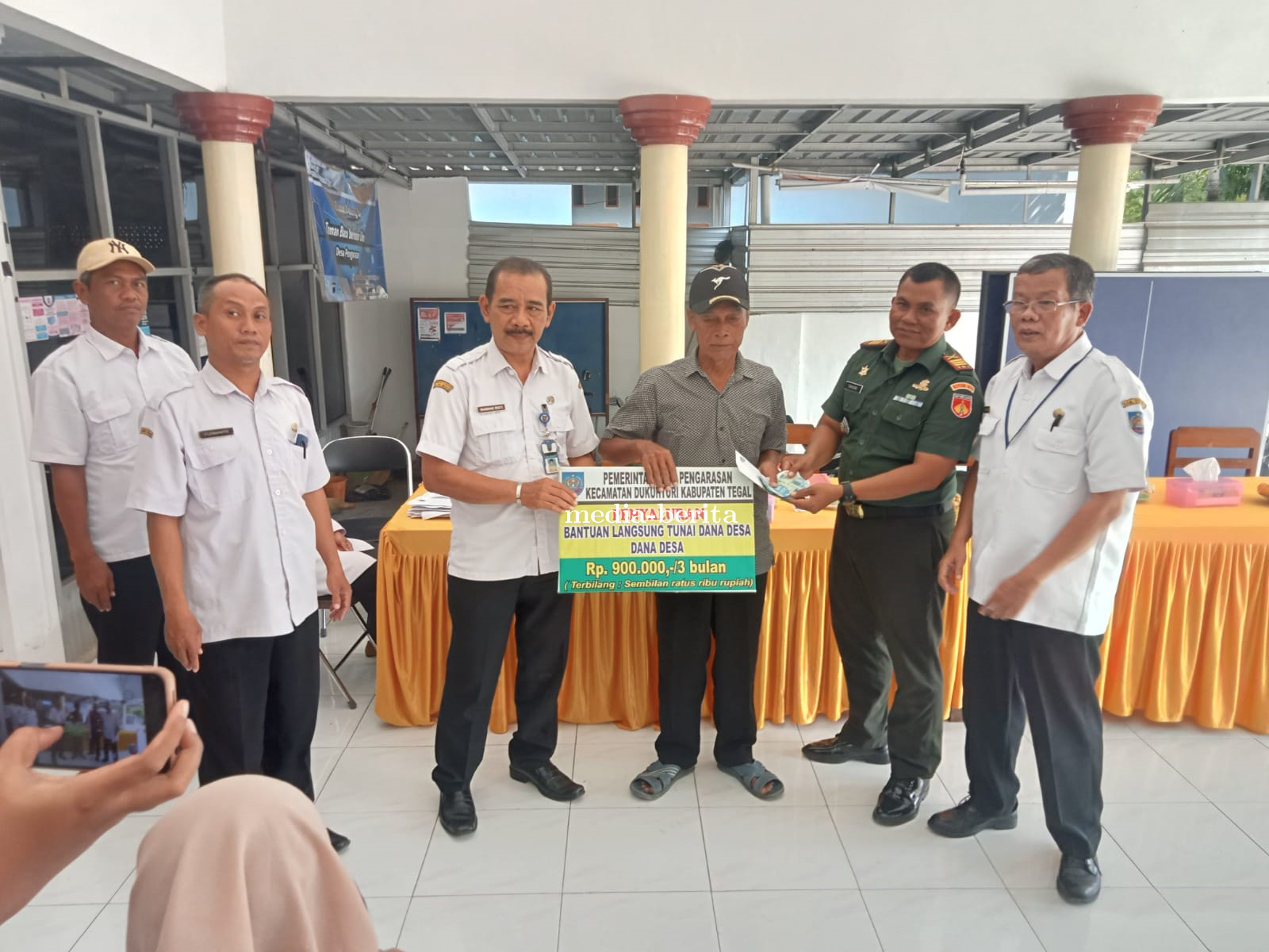 Danramil 10 Dukuhturi Hadiri Pembagian BLT DD Desa Pengarasan