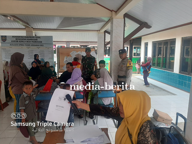 Tekan Angka Stunting, Babinsa Koramil Margasari Dampingi Pembagian Makanan Tambahan Bagi Balita