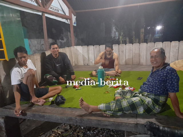 Ciptakan Rasa Aman dan Nyaman di Desa Binaan, Babinsa Talang Datangi Pos Kamling