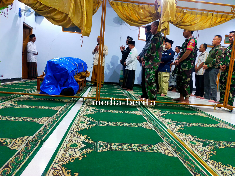Danramil 11 Pangkah Beserta Anggota Sambut Kedatangan Jenazah Korban Penyerangan Di Papua
