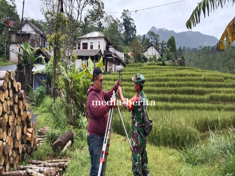 Babinsa dampingi petugas BPN Ukur Tanah 