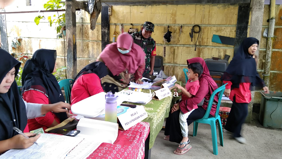  Babinsa Bersama Petugas Kesehatan Turun Lapangan