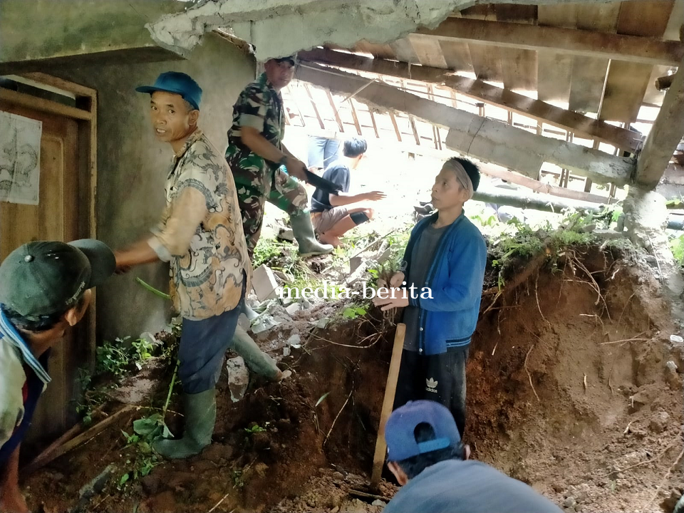 Babinsa Bersama Relawan Dan Masyarakat Melaksanakan Pembersihan Material Longsor