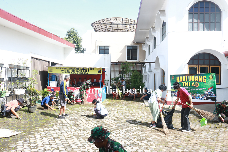 Hari Juang TNI AD 2025 Kodim Banjarnegara Kuatkan Kemitraan Lewat Karya Bakti di Gereja