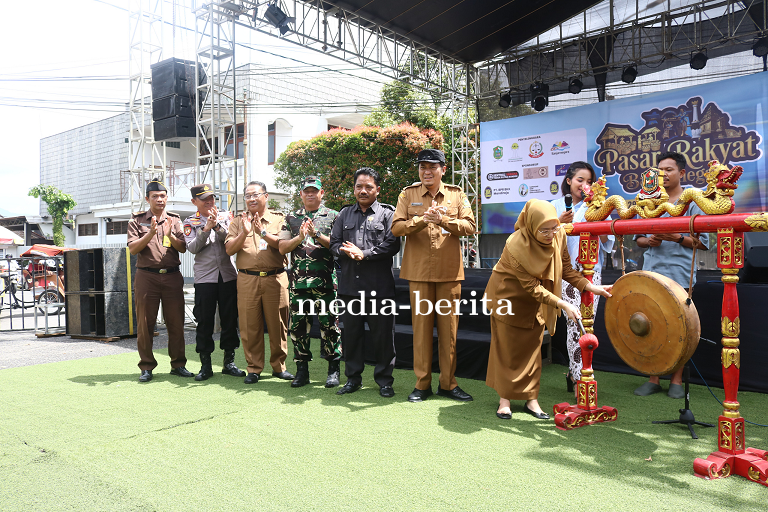 Dandim 0704 Banjarnegara Hadiri Pembukaan Pasar Rakyat 2025