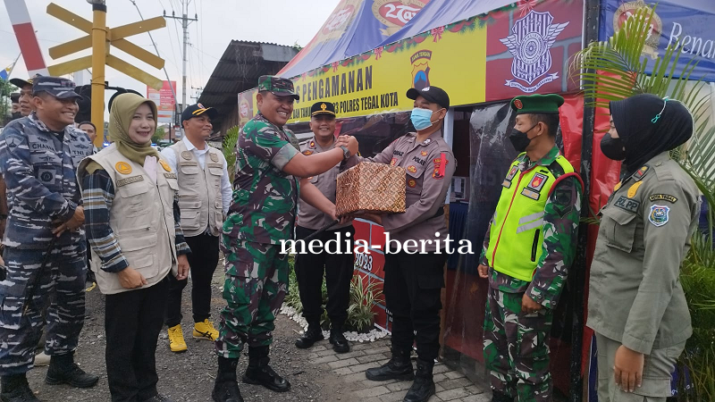 Jelang Malam Natal, Dandim Tegal bersama Forkopimda Pantau dan Bagi Bingkisan di Pos Pengamanan