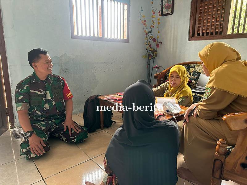 Babinsa Koramil 18 Pagentan Dampingi Kegiatan Posyandu Sebagai Upaya Pencegahan Stunting