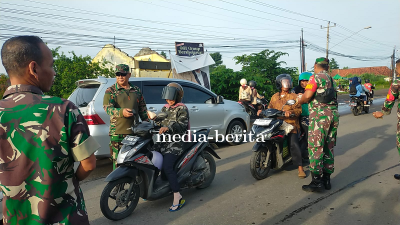 Jumat Berkah Anggota Koramil Pangkah Kodim 0712 Tegal Korem 071 Wijayakusuma Bagi bagi Nasi