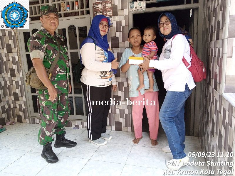Babinsa Kodim 0712 Tegal Dampingi Ibu Ibu PKK Beri PMT Untuk Anak Stunting