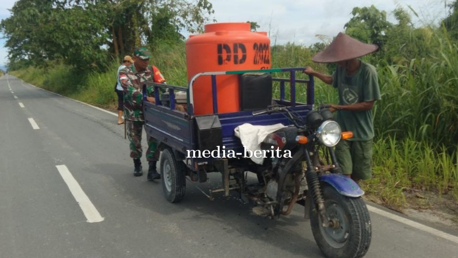 Peduli Keselamatan Pengendara Jelang Idul Fitri, Kopda Yuli Bersama Perangkat Kampung Basmi Gulma