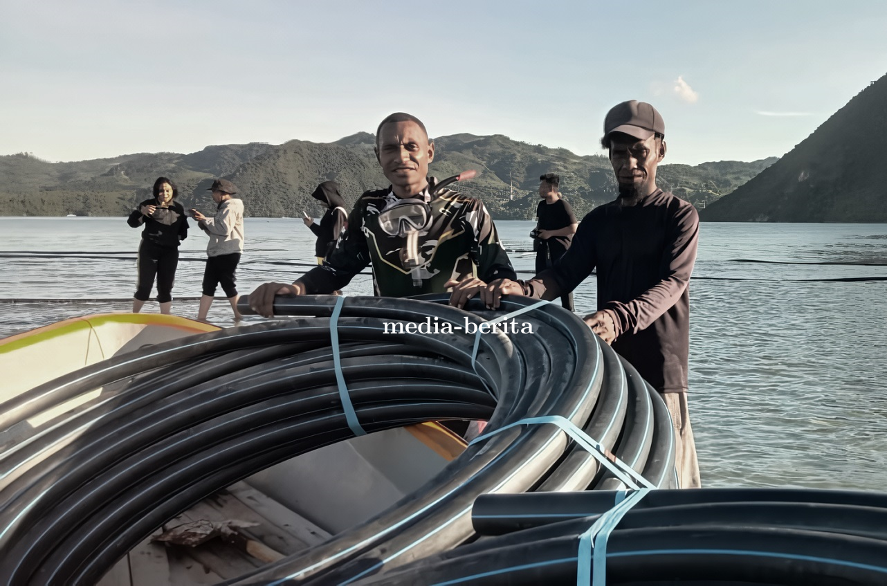 Babinsa Abepura Bersama PDAM Dan Polairud Polda Papua Pemasangan Pipa Air Bawah Laut
