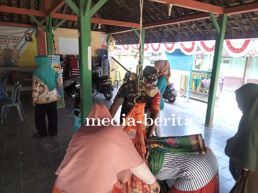 Cegah Stunting, Babinsa Koramil 12 Jatinegara Aktif Dampingi Posyandu