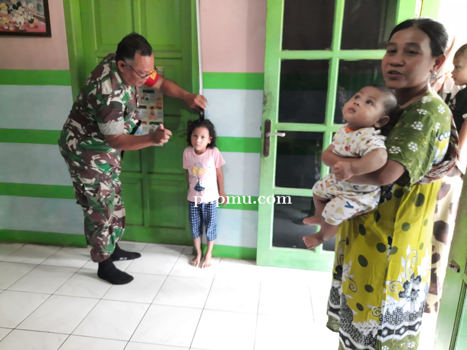 Cegah Stunting Babinsa Dampingi Posyandu Flamboyan