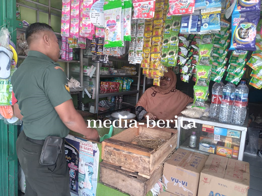 Babinsa Koramil Margasari Cek Harga Sembako