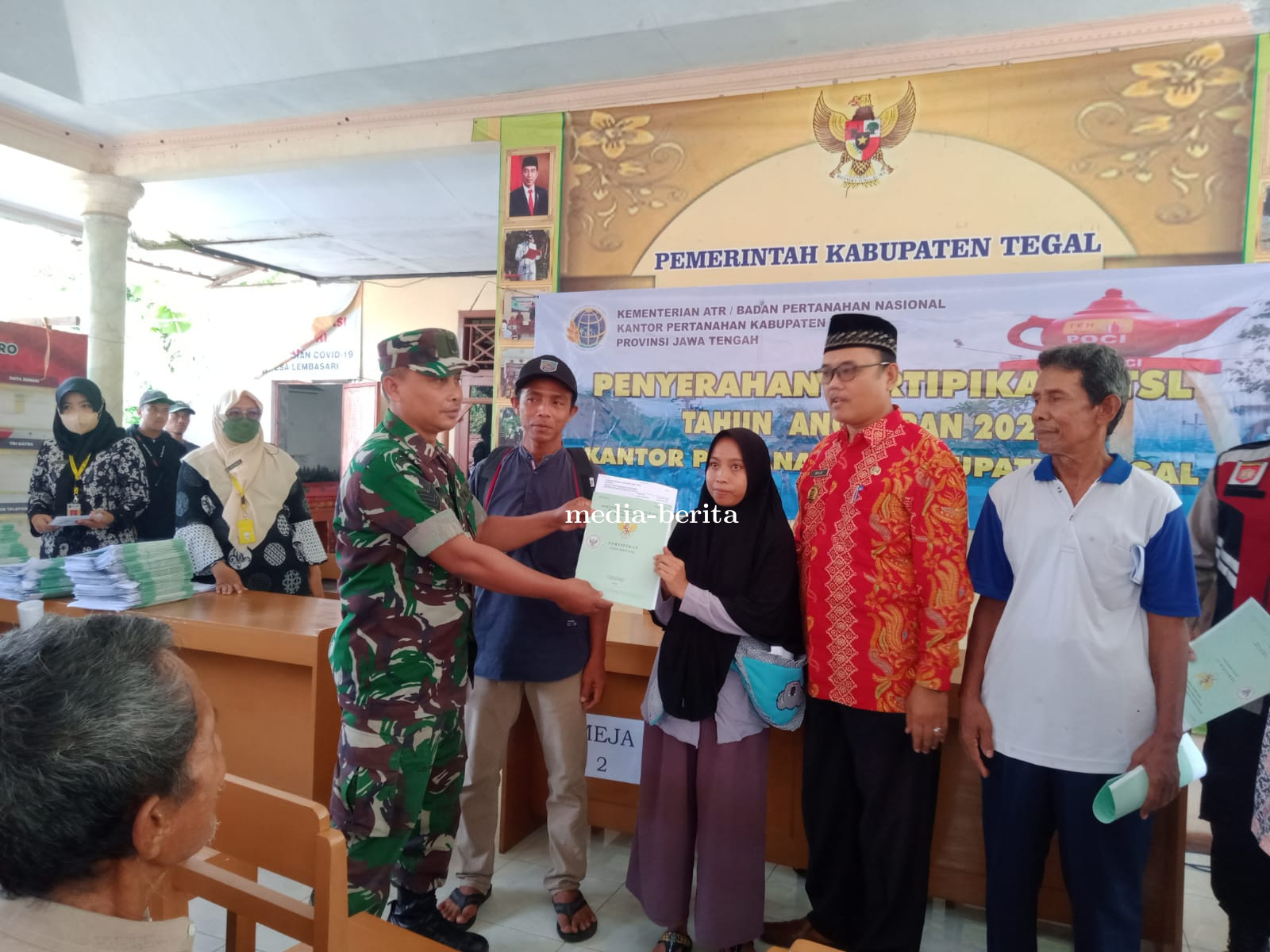 Babinsa Desa Lembasari Dampingi Penyerahan Sertifikar Tanah