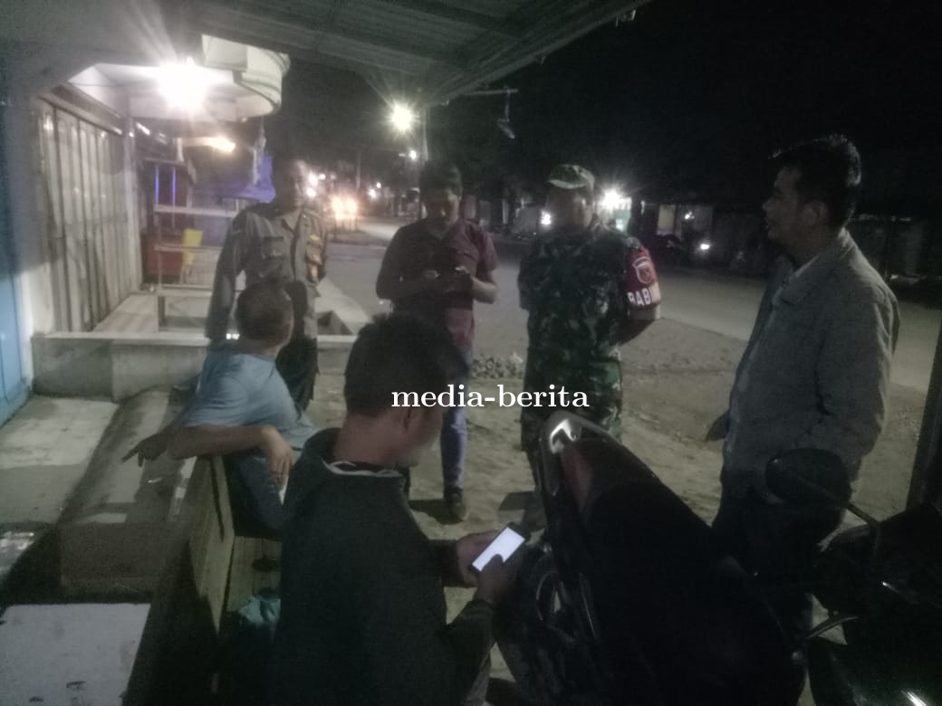 Jaga Kodusifitas Kamtibmas, Babinsa Kedungbanteng Plaksanakan Patroli Sinergitas