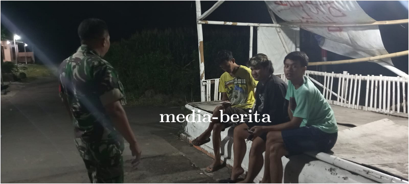 Wujudkan Situasi Aman, Babinsa Koramil Lebaksiu Laksanakan Patroli Dan Komsos Malam