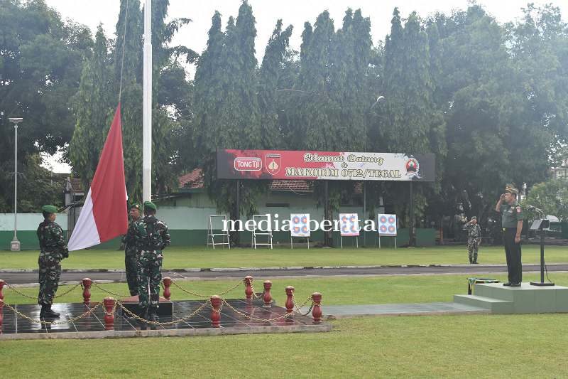 Kasdim 0712 Tegal Pimpin Upacara Bendera Hari Senin