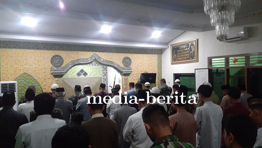 Anggota Kodim 0712 Tegal Bersama Warga Laksanakan Sholat Tarawih