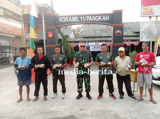 Jumat Berkah, Koramil Pangkah Bagikan Nasi Bungkus