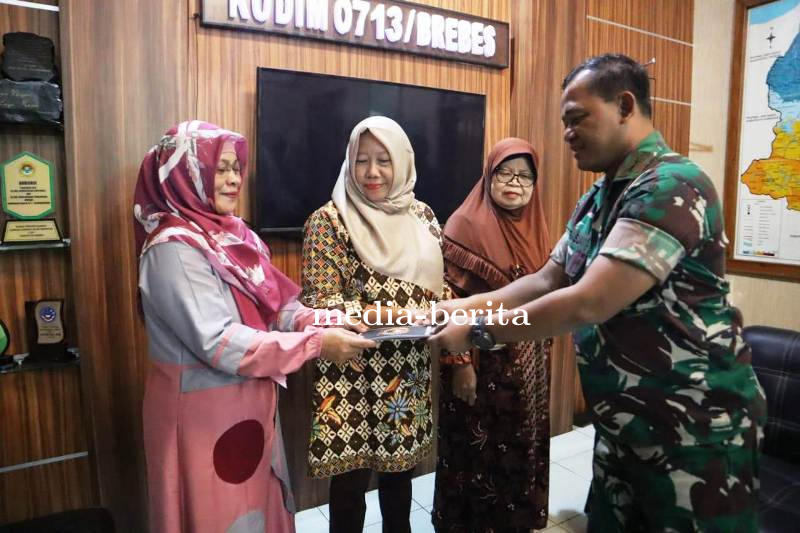 Dandim Brebes Serahkan Santunan Watzah Bagi Ahli Waris Prajurit
