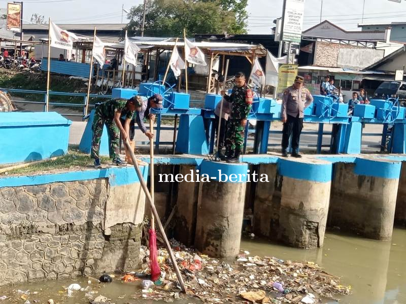 Kebersamaan TNI-Polri dan Mantri Bersihkan Kali