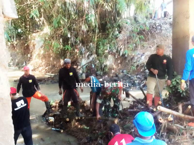Aksi Babinsa dan Warga Bongkar Gunung Sampah di Bawah Jembatan Sungai Pagar Ayu