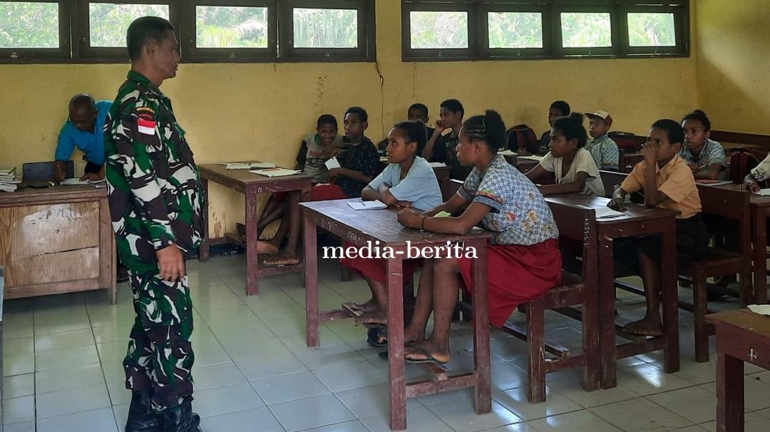 Tanamkan Cinta Tanah Air Danramil Waris Berikan Wawasan Kebangsaan Siswa SD YPPK Pulboa   