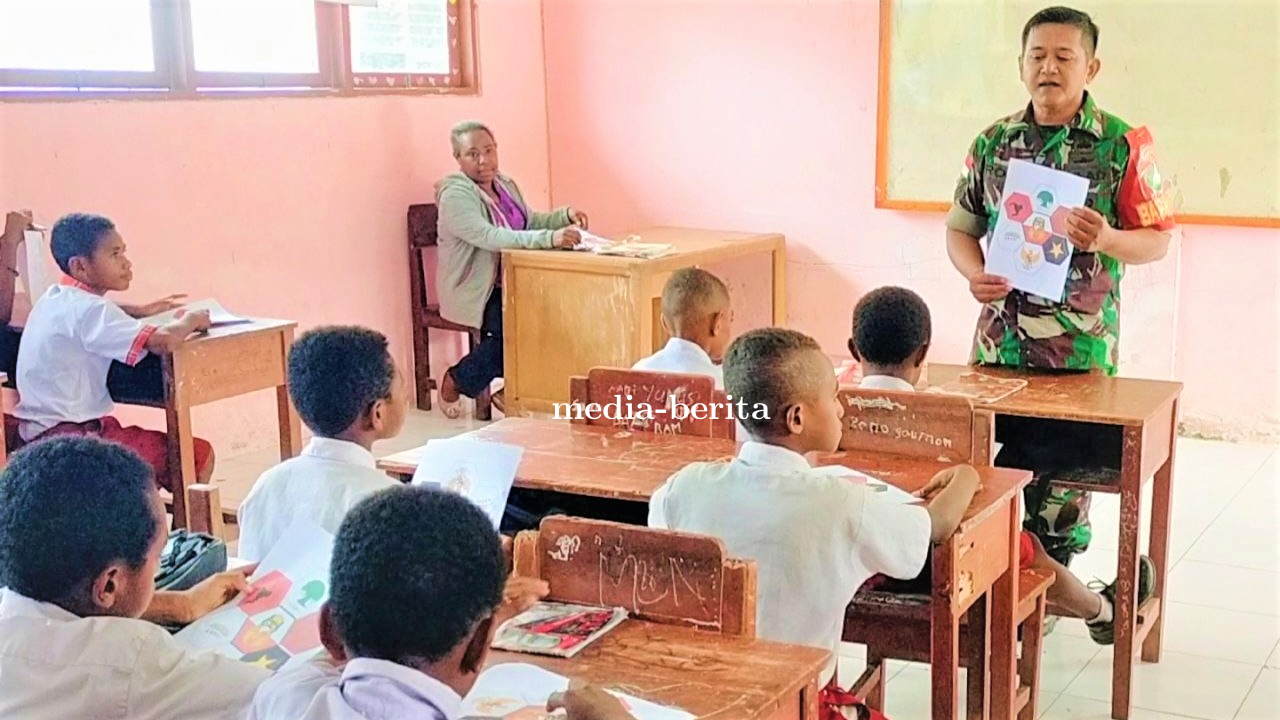 Tanamkan Rasa Cinta Tanah Air Sejak Dini Babinsa Kemtuk Gresi Sebar Famlet Butir Butir Pancasila Di 