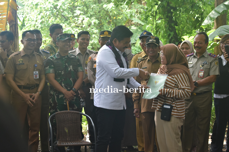 Dandim 0712 Tegal Korem 071 Wijayakusuma Dampingi Menteri ATR/BPN RI Bagikan Sertifikat PTSL 