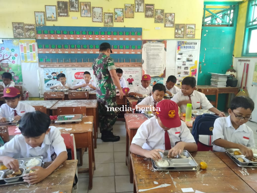 Babinsa Koramil 18 Pagerbarang Dampingi Penyaluran Program Makan Bergizi Gratis di Kecamatan Pagerba